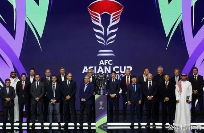 在;金光四射的孟买最知名五星级酒店的大背景之上，几位主人公的表情占据主要部分